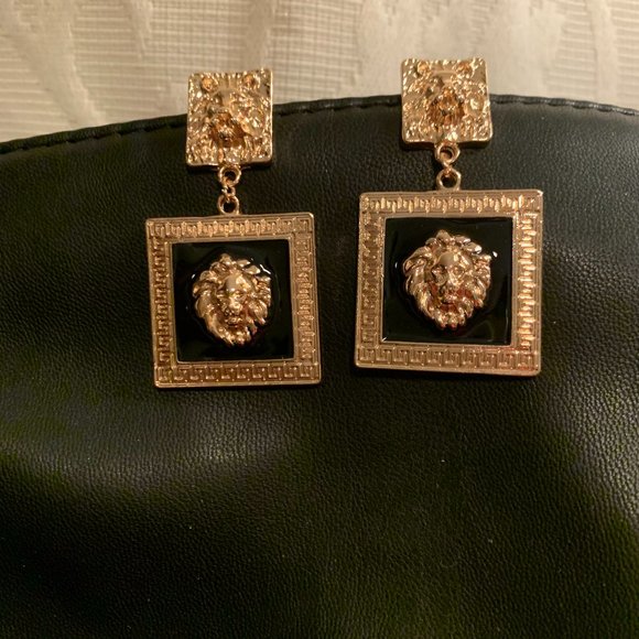 Gorgeous Baroque Lions Head Earrings in Black & Gold - Picture 2 of 5